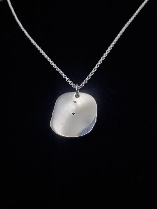 Médaillon en argent et argent noirci, ornée d'un rubis – Image 2