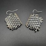 Boucles d’oreilles carrées en tissage d’or et d’argent