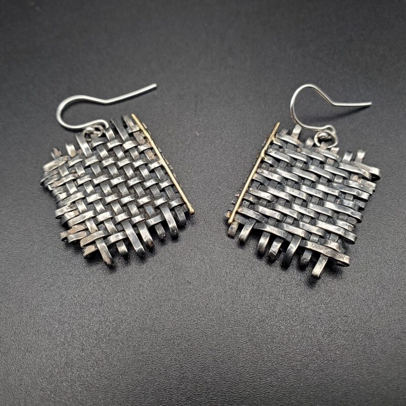 Boucles d’oreilles carrées en tissage d’or et d’argent