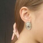 Boucles d’oreilles en argent tissé et cabochon de saphir