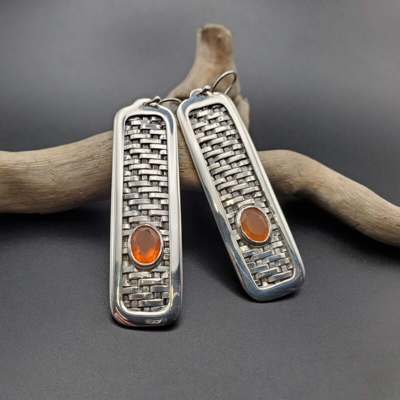 Boucles d’oreilles en argent tissé et opales de feu