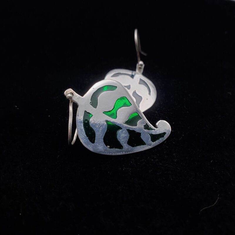 Boucles d’oreilles feuilles en argent et émail « plique-à-jour »