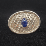 Broche en argent tissé et cabochon de saphir