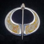 Broche penannulaire « G. Aching » en argent repoussé et émaux