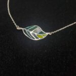 Collier « Feuille » en argent et émaux plique-à-jour