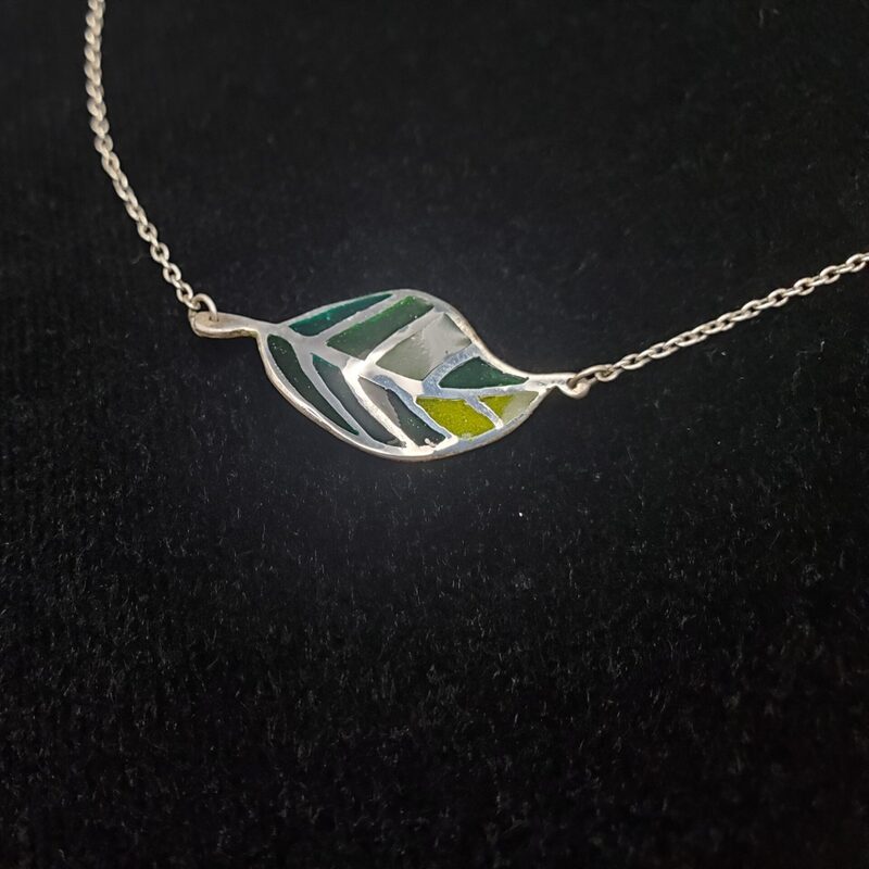 Collier « Feuille » en argent et émaux plique-à-jour