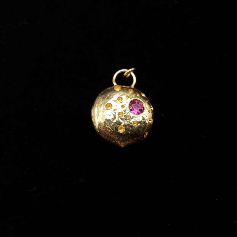 Grand pendentif « Galet » en argent et saphir rose doré à l’or