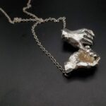 Lourd collier sculptural « mains »