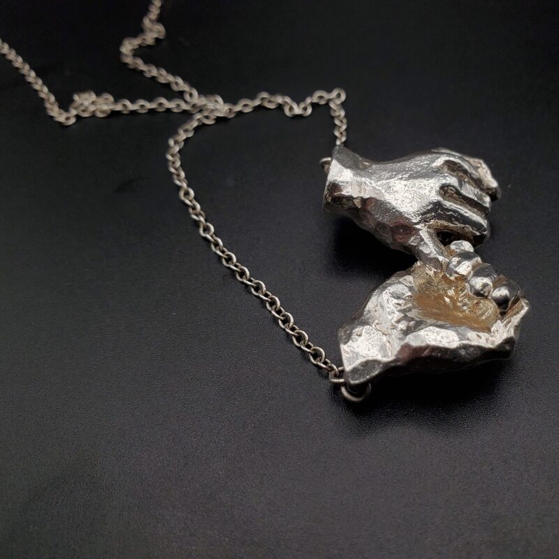 Lourd collier sculptural « mains »