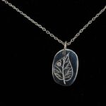 Médaillon argent et diamant gravé d’une feuille