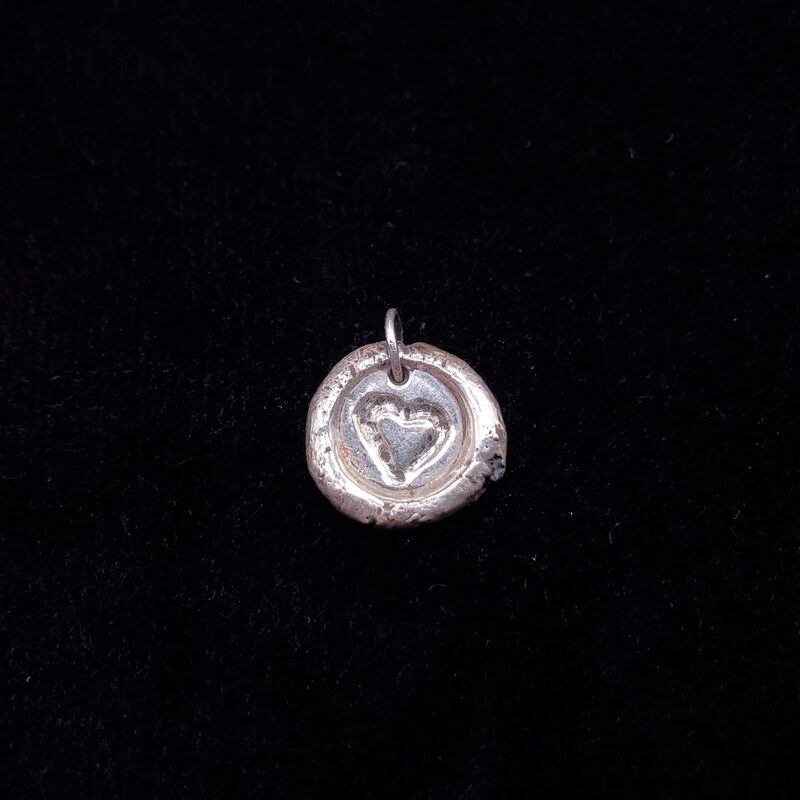 Médaillon coeur à la façon d’une pièce ancienne