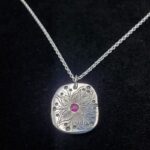 Médaillon en argent et argent noirci, ornée d’un rubis