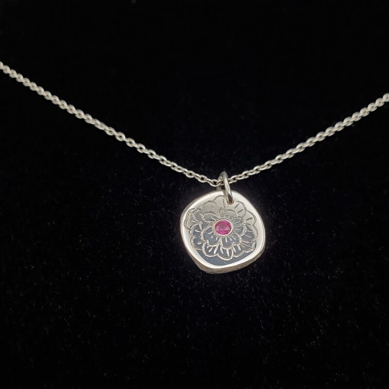 Médaillon en argent et rubis gravé main à motif de pivoine