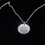 Médaillon en argent gravé main et diamant