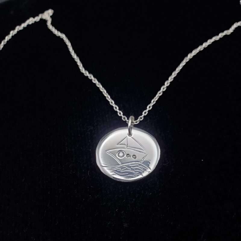 Médaillon en argent gravé main et diamant