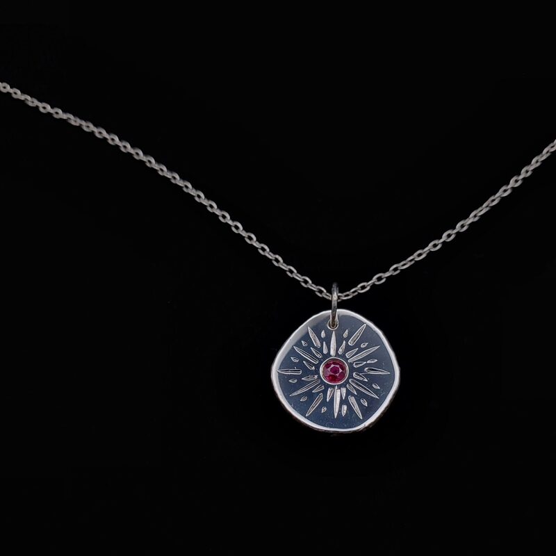 Médaillon en argent gravé main et rubis