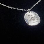 Médaillon en argent massif et deux diamants à motif de hérisson en promenade