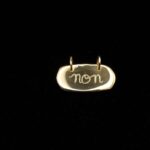 Médaillon « non » gravé à la main, en argent massif doré à l’or