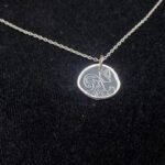 Médaillon « petit bateau, grosse vague » en argent massif