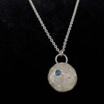 Pendentif « Galet » en argent brossé et saphir bleu