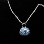 Pendentif « Galet » en argent, émaux, et saphir bleu ancien