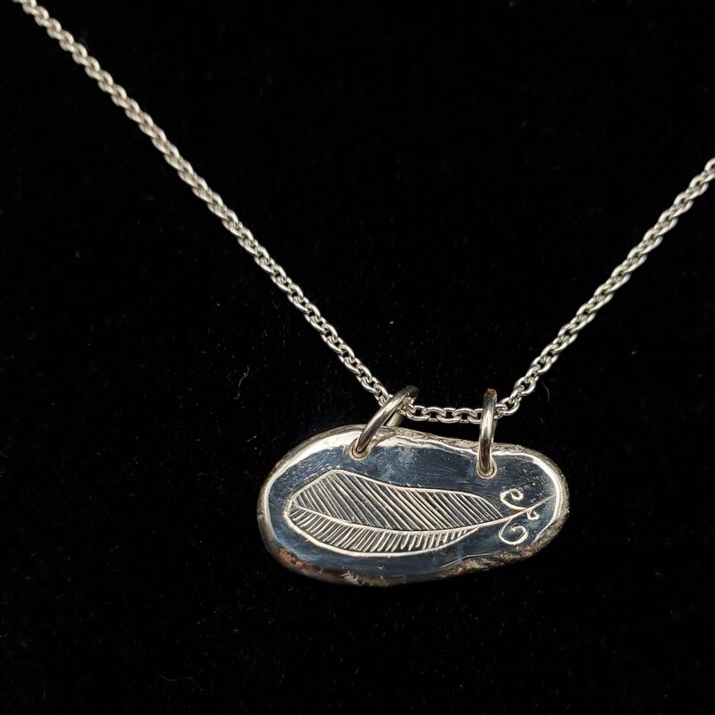 Pendentif gravé « Plume »