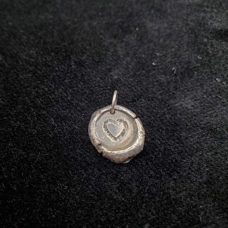 Petit médaillon en argent à la façon d’une pièce ancienne