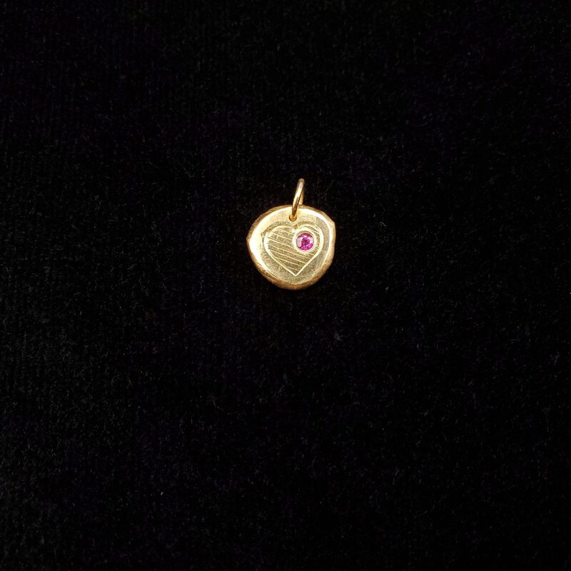 Petit médaillon en argent doré à l’or et rubis