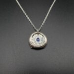 Petit médaillon « pièce ancienne » en argent et saphir