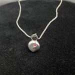 Petit pendentif « Galet » en argent et saphir rose