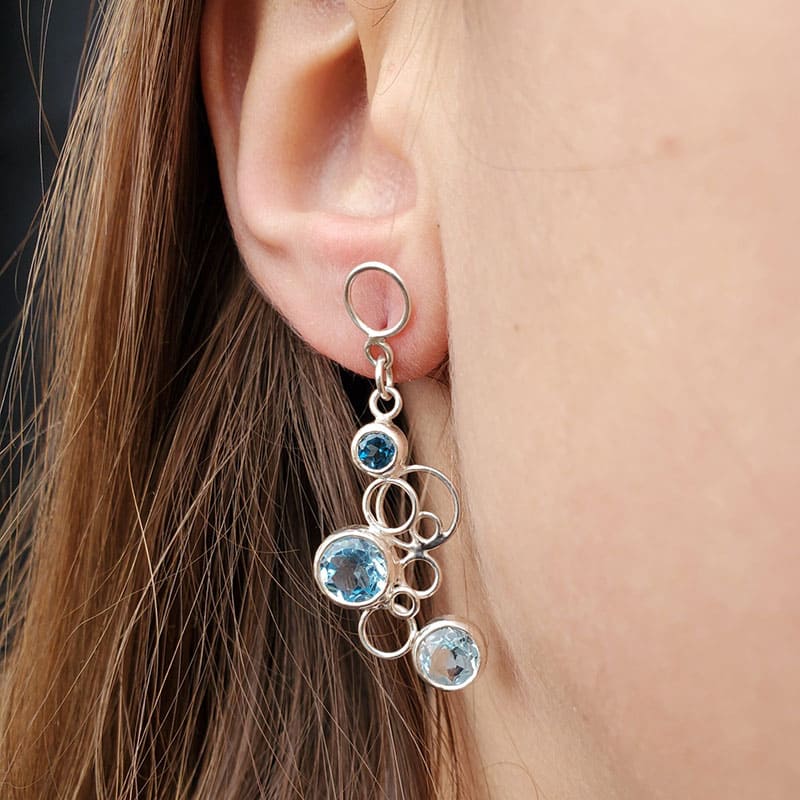 Boucles d’oreille chandelier « Bulles » en argent et topazes